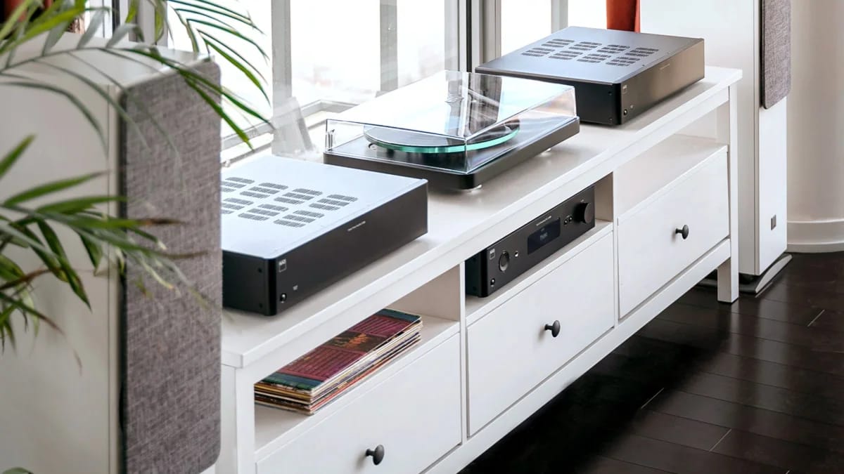NAD C 268 Stereo-Endstufe mit weiteren NAD-Komponenten