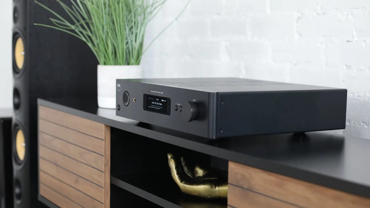 NAD C 389 Vollverstärker im Wohnraum