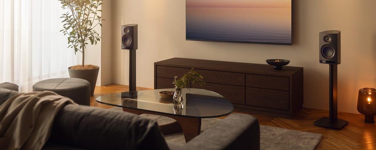 Modernes Wohnzimmer mit Lautsprechern und Beamer.