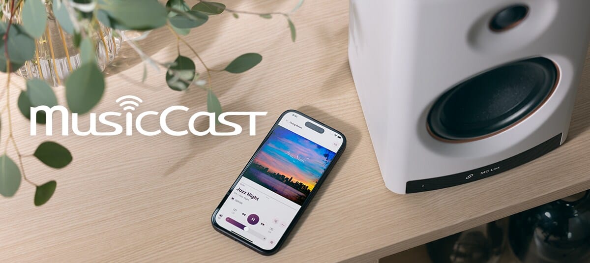 Smartphone mit Lautsprecher und MusicCast-Logo.