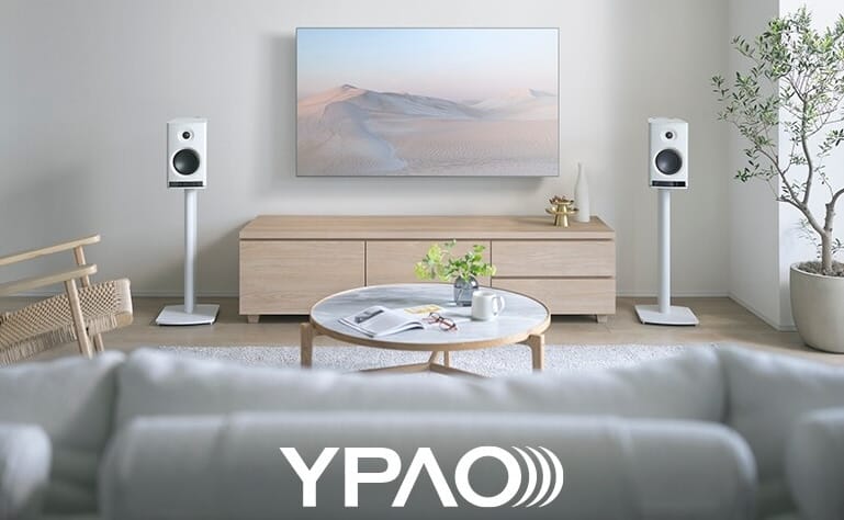 Modernes Wohnzimmer mit TV und Lautsprechern.