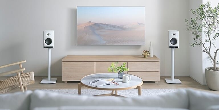 Modernes Wohnzimmer mit Beamer und Lautsprechern.