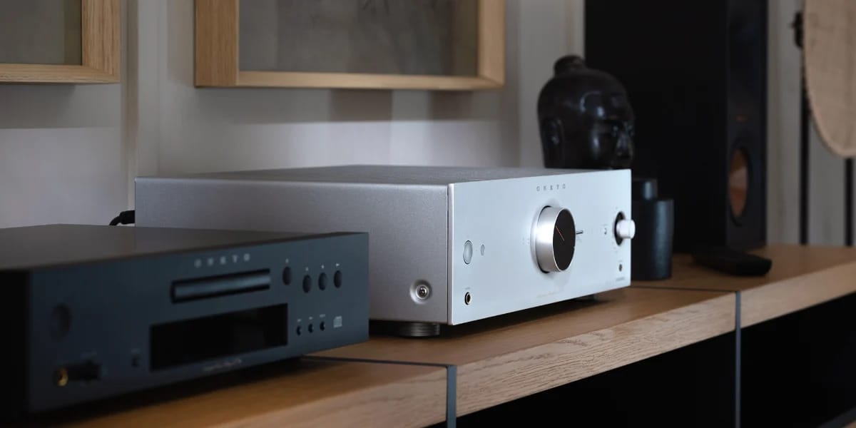 Onkyo A-50 in Silber im Wohnraum