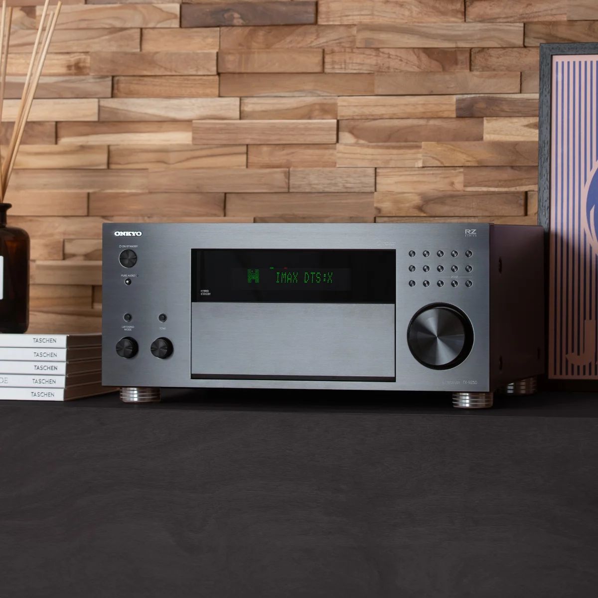 AV-Receiver vor einer Holzwand, Front leicht schräg
