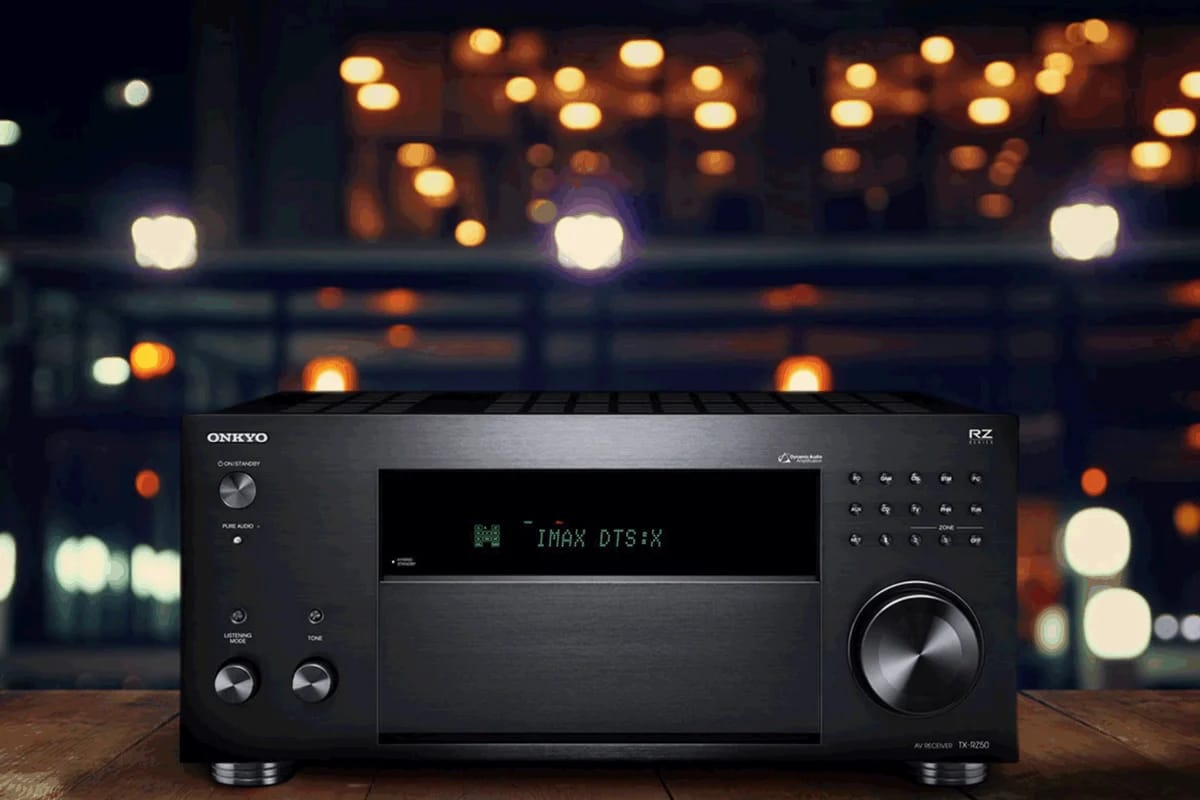 AV-Receiver in Schwarz vor unscharfen Lichtern