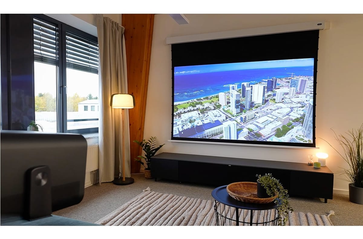 Wohnzimmer mit Beamer und Stadtansicht.