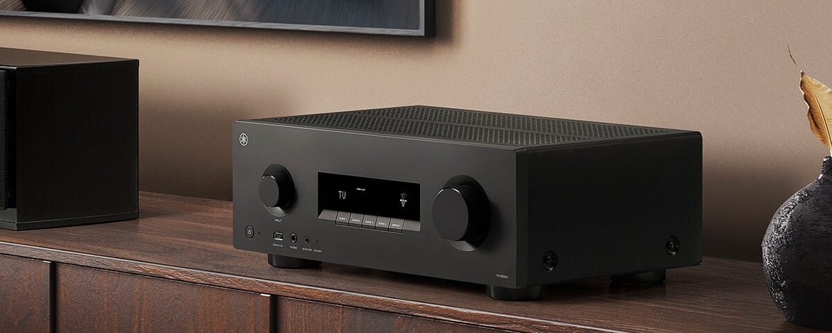 Schwarzer AV-Receiver auf einem Holztisch.