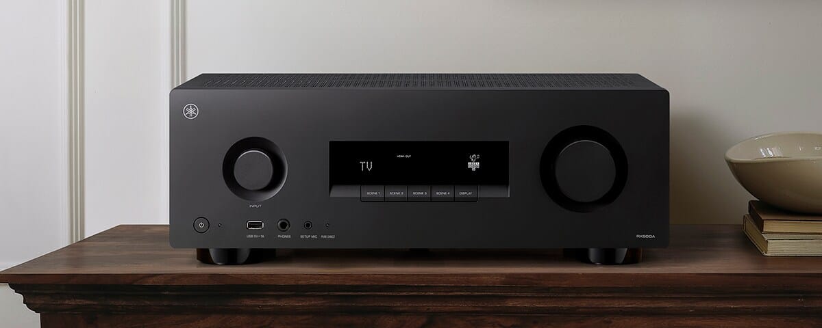 Schwarzer AV-Receiver auf einem Holztisch.