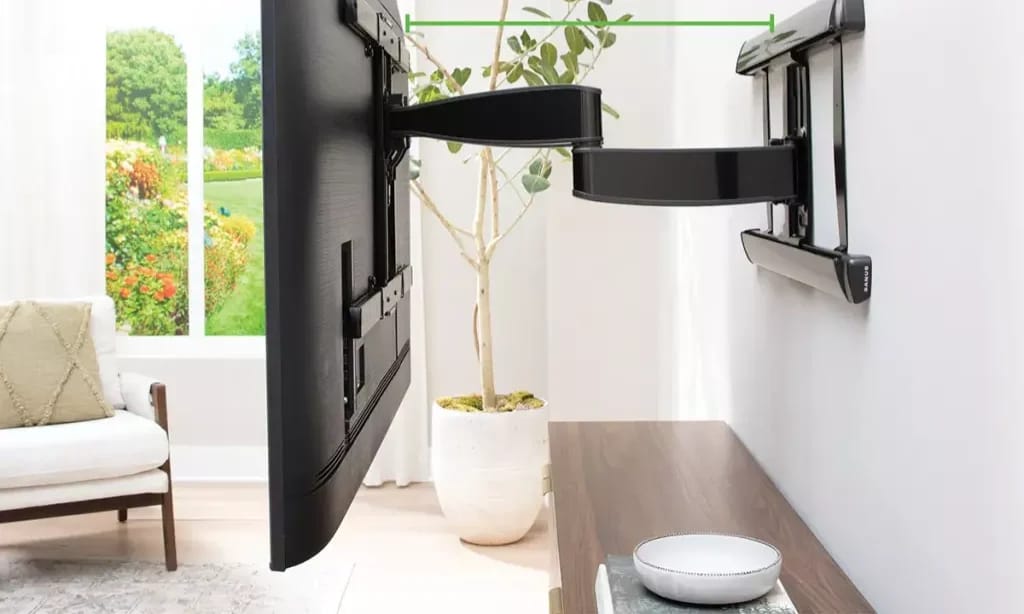 Ausgezogener Arm der TV Wandhalterung vor einer hellen Wand.