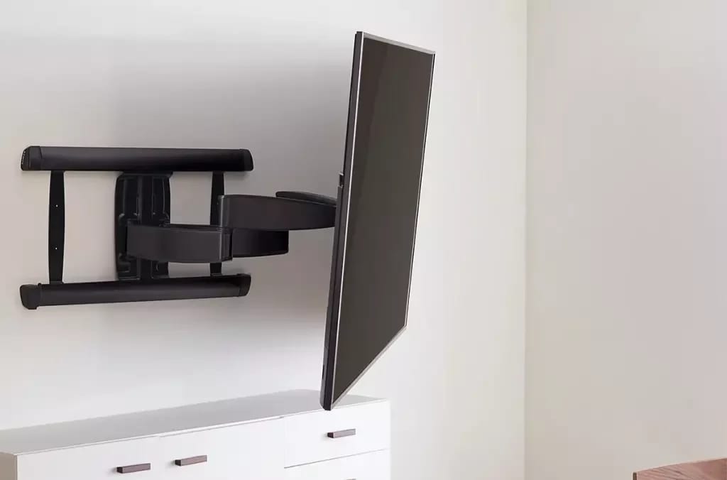 Sanus VXF830-B2 hält einen großen Fernseher seitlich ausgeschwenkt an der Wand.