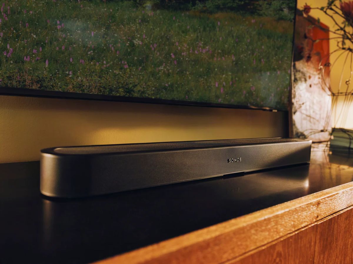SONOS Beam Ultra in Schwarz unter einem Fernseher auf dem Sideboard.