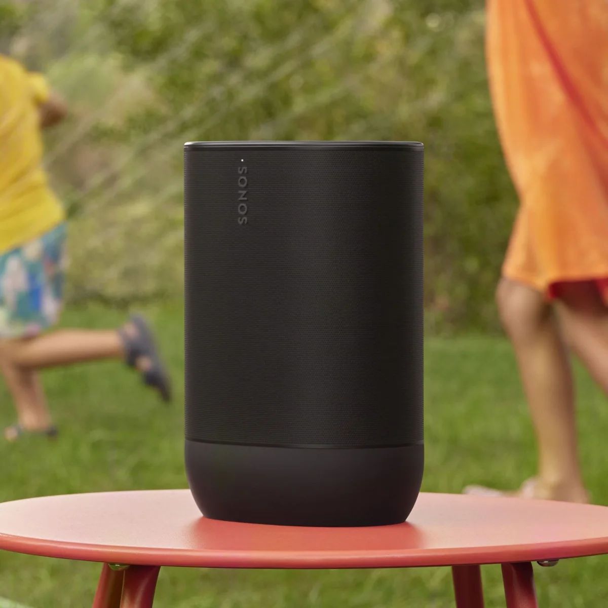 Sonos Move 2 draußen im Garten