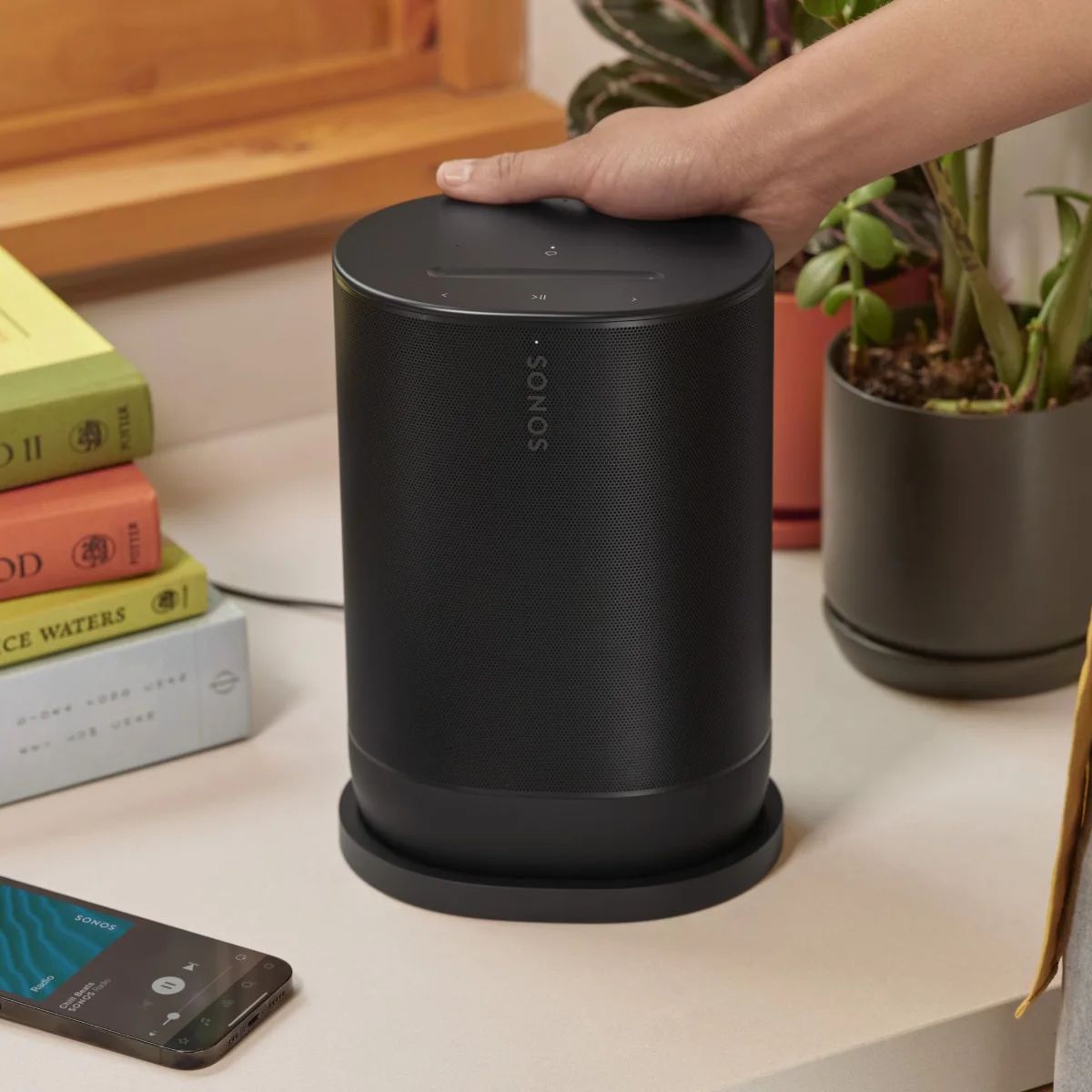 Sonos Move 2 auf der Ladestation