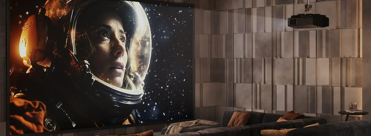 Sony BRAVIA Projektor 7 im Heimkino mit großer Leinwand