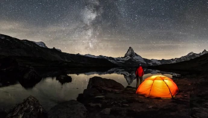 Nachtlandschaft mit hellem Zelt als Beispiel für die Dynamische XR-Tonwertumsetzung