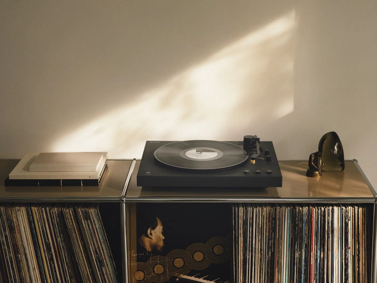 Sony PS-LX5BT Plattenspieler auf einem Regal mit Schallplatten.
