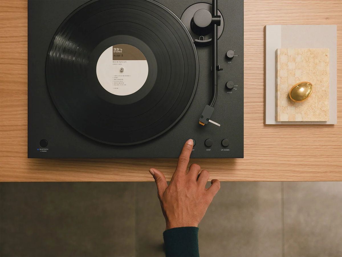 Starttaste der Vollautomatik am Sony Plattenspieler.