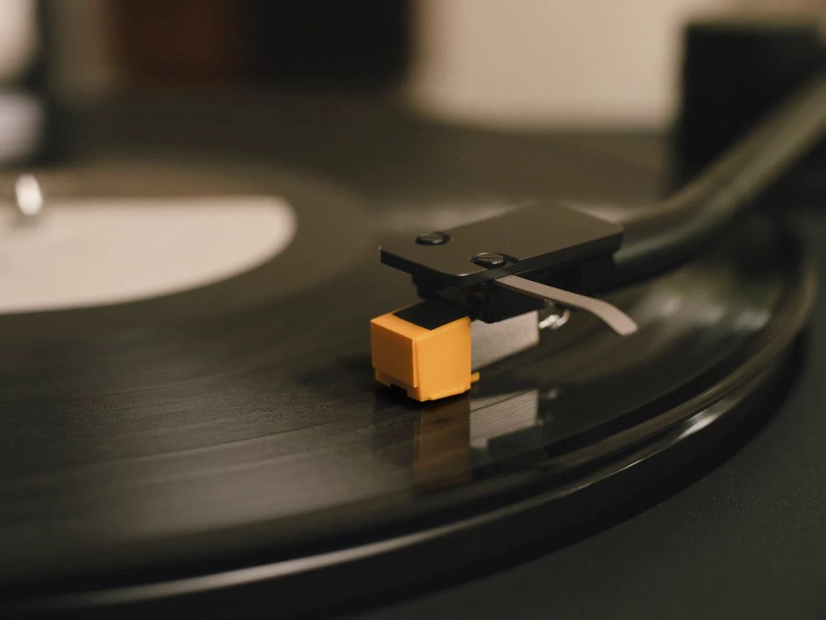 Tonarm und Tonabnehmer des Sony PS-LX5BT auf einer Schallplatte.