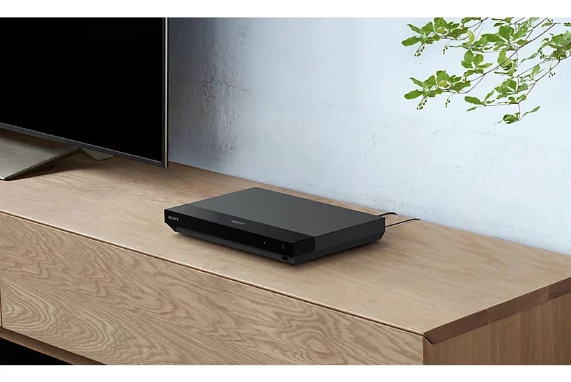 Sony UBP-X700K auf einem Holzmöbel unter dem Fernseher