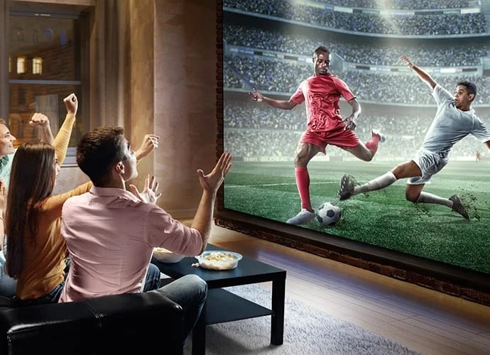 Sony VPL-XW5000ES zeigt Fußball im Wohnzimmer