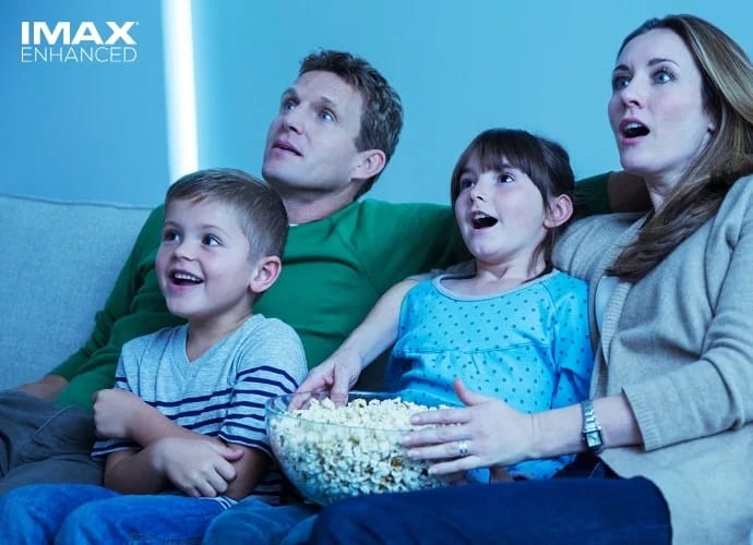 Familie im Heimkino mit IMAX-Enhanced-Inhalten