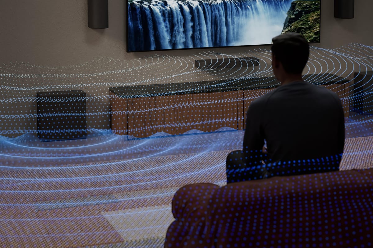 Mann genießt Heimkino mit Surround-Sound.