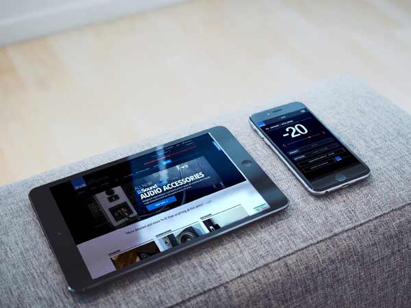 Tablet und Smartphone auf einem Sofa.