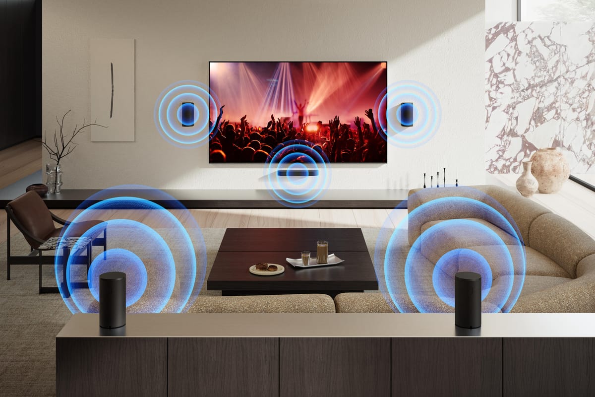 Wohnzimmer mit Surround-Sound-System und Beamer.