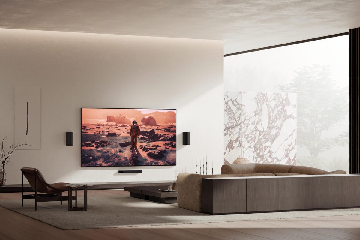 Modernes Wohnzimmer mit großem Fernseher und Beamer.