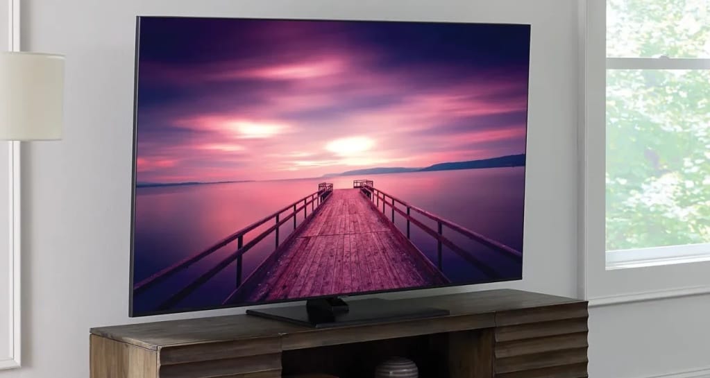 Fernseher zeigt Steg bei Sonnenuntergang.