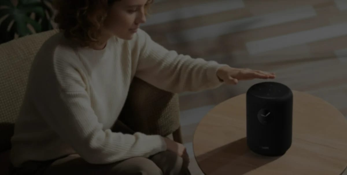 Person bedient den Streaming-Lautsprecher direkt am Gerät