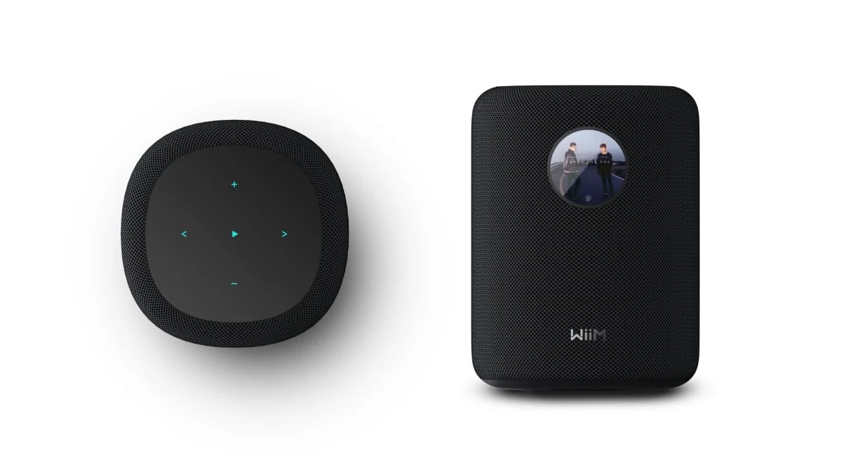 WiiM Sound in Schwarz, von oben mit Touch-Tasten und von vorn mit Display