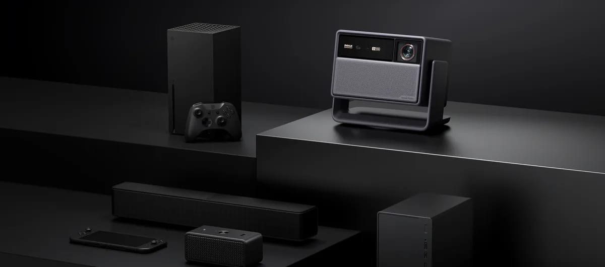 HORIZON 30 umgeben von Spielkonsole, Soundbar, Lautsprecher und Zuspielern