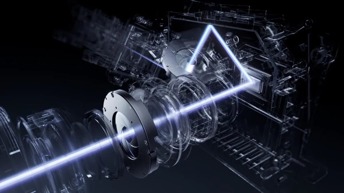 Illustration der Dual Iris: Lichtstrahl durch zwei Blenden im Inneren des Beamers