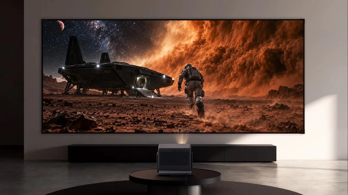 Wohnraum mit Cinemascope-Bild auf breiter Leinwand, davor der Beamer