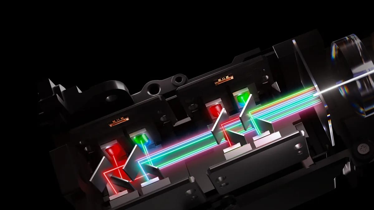 Illustration der X-Master Laser-Engine mit roten, grünen und blauen Laserstrahlen