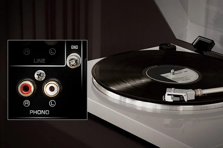 Phono-Eingang mit Plattenspieler im Hintergrund