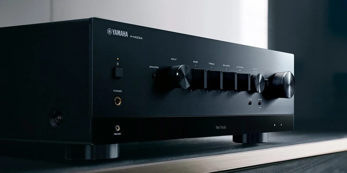 R-N1000A in Schwarz auf einem Sideboard