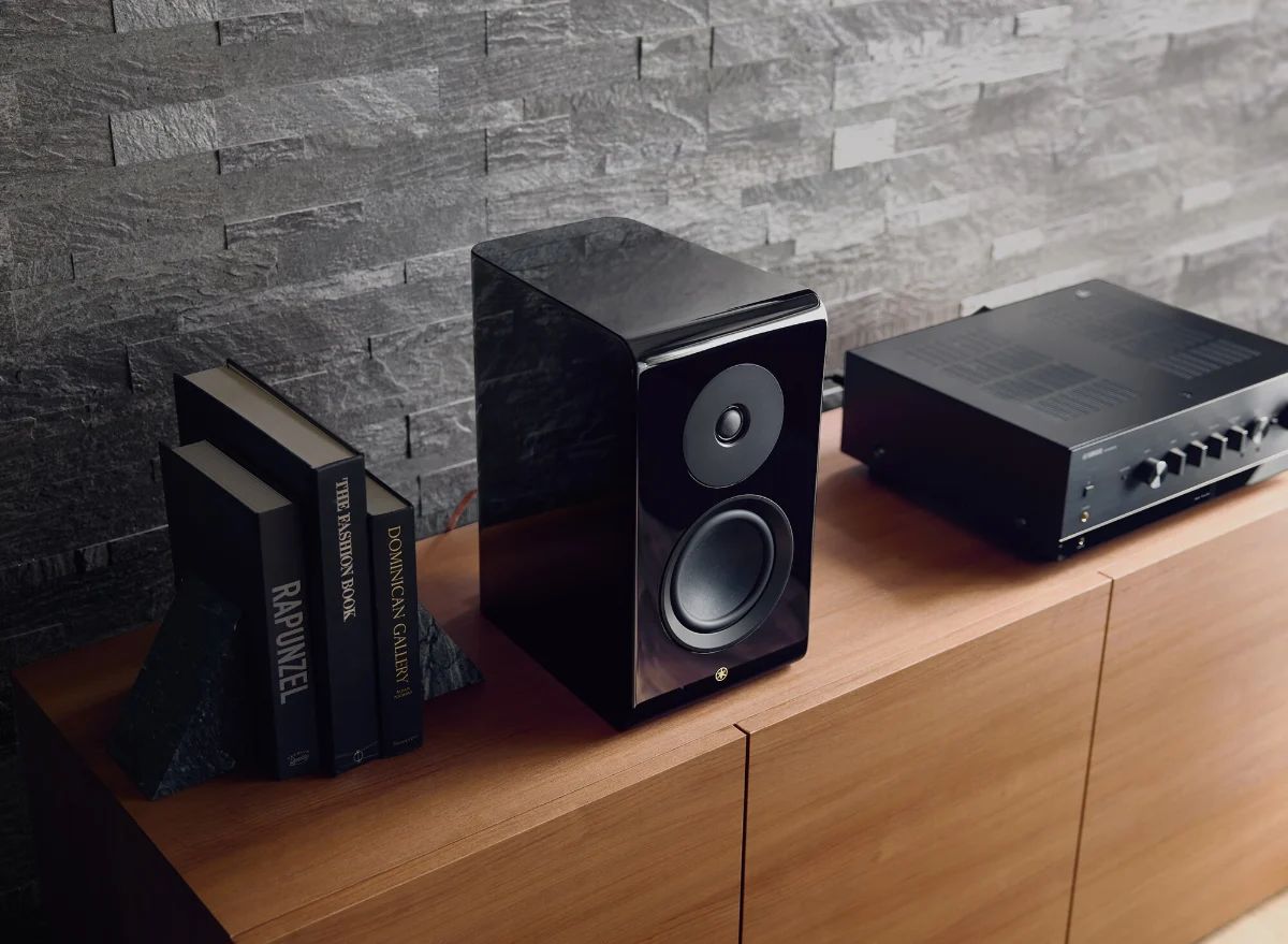 Wohnraum mit Receiver und Regallautsprechern auf einem Sideboard