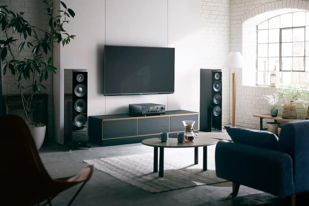 Helles Wohnzimmer mit dem Yamaha R-N2000A, Standlautsprechern und Fernseher
