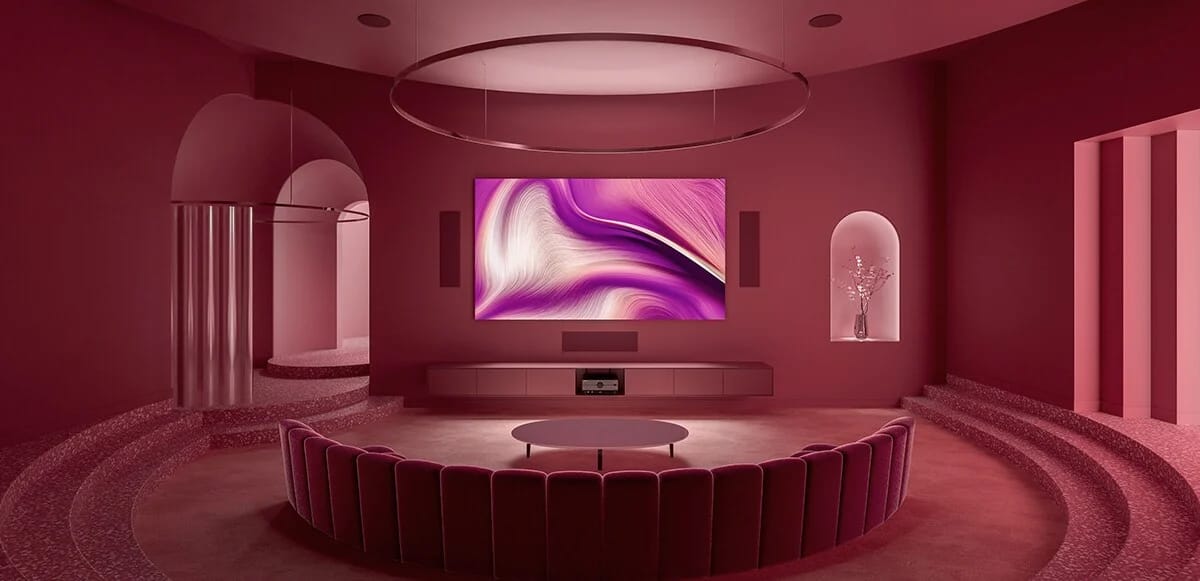 Heimkino mit großem Bildschirm in violettem und rotem Licht