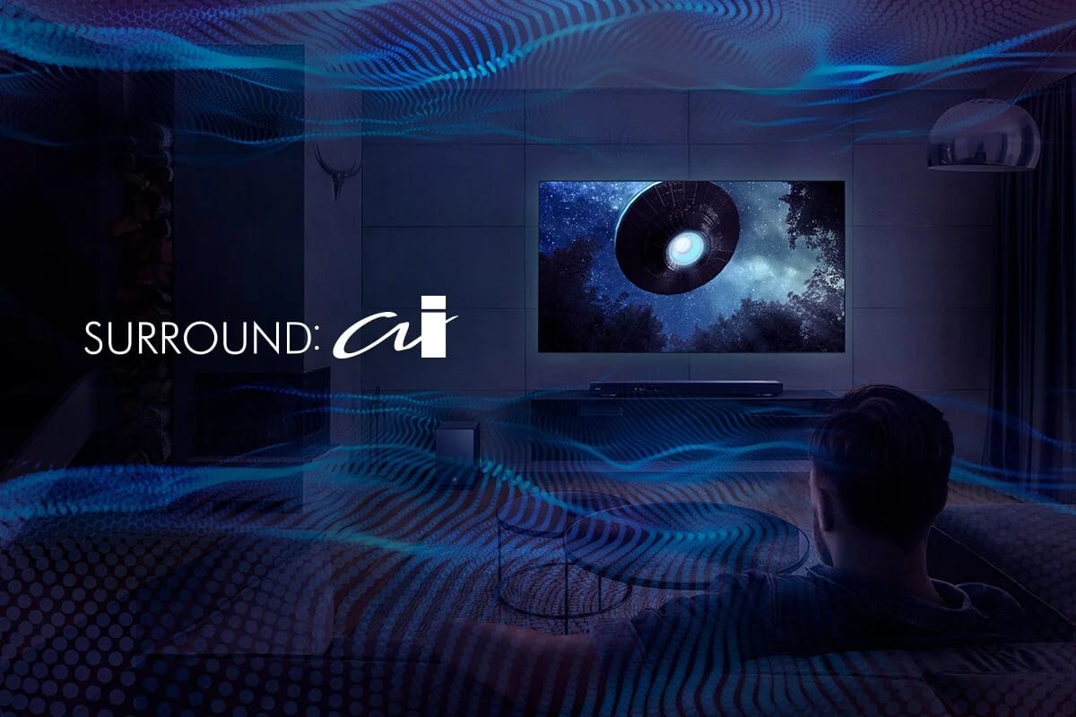 Wohnzimmer mit Fernseher und dem Schriftzug SURROUND:AI