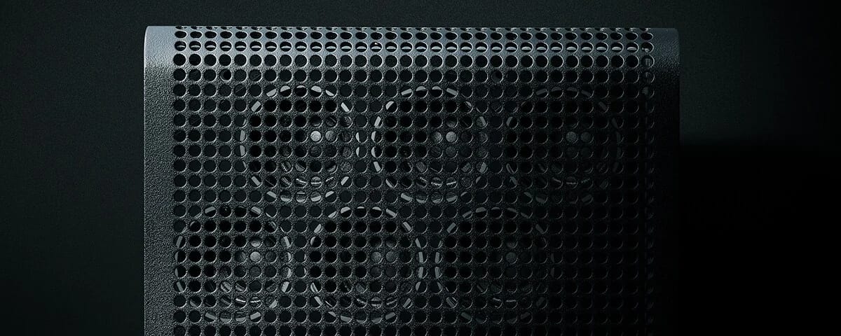 Detailaufnahme von Lautsprechergitter und Treibern vor dunklem Hintergrund