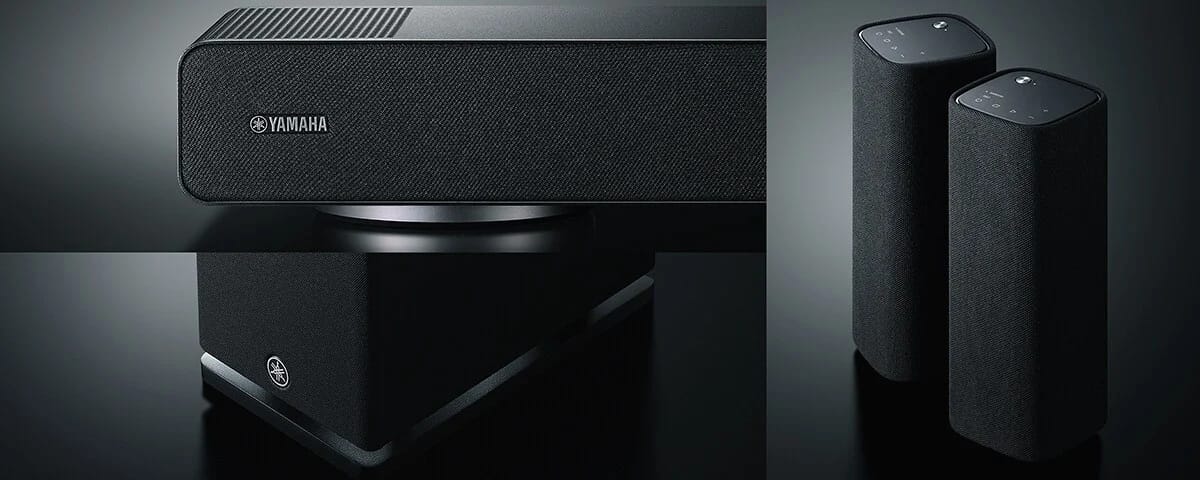 Soundbar und Rücklautsprecher im Detail vor dunklem Hintergrund