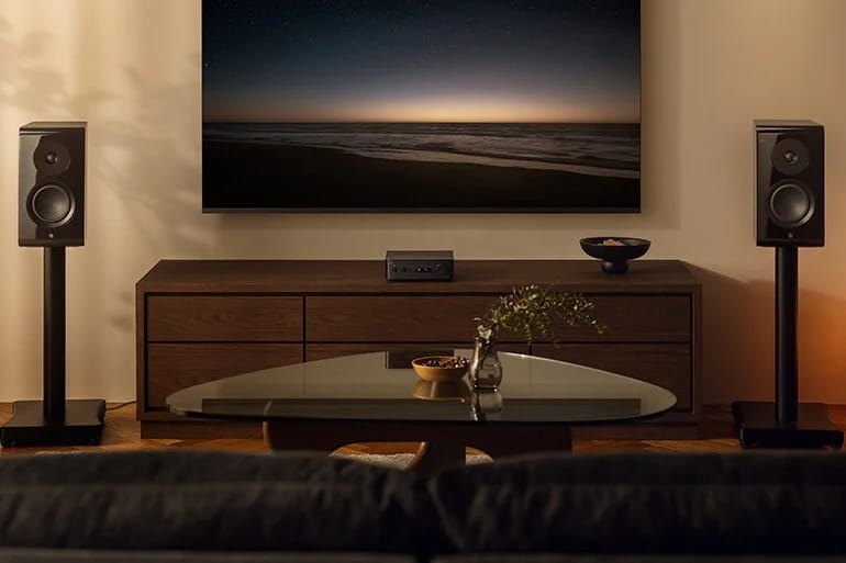 Yamaha WXA-70A mit Regallautsprechern unter dem Fernseher