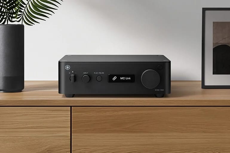 Yamaha WXC-70A in Schwarz auf einem Sideboard