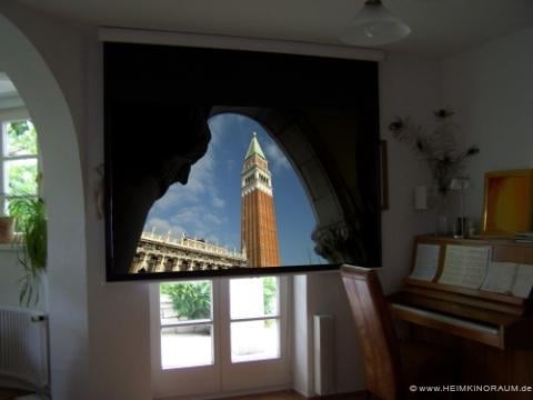 Heimkino vor einem Fenster