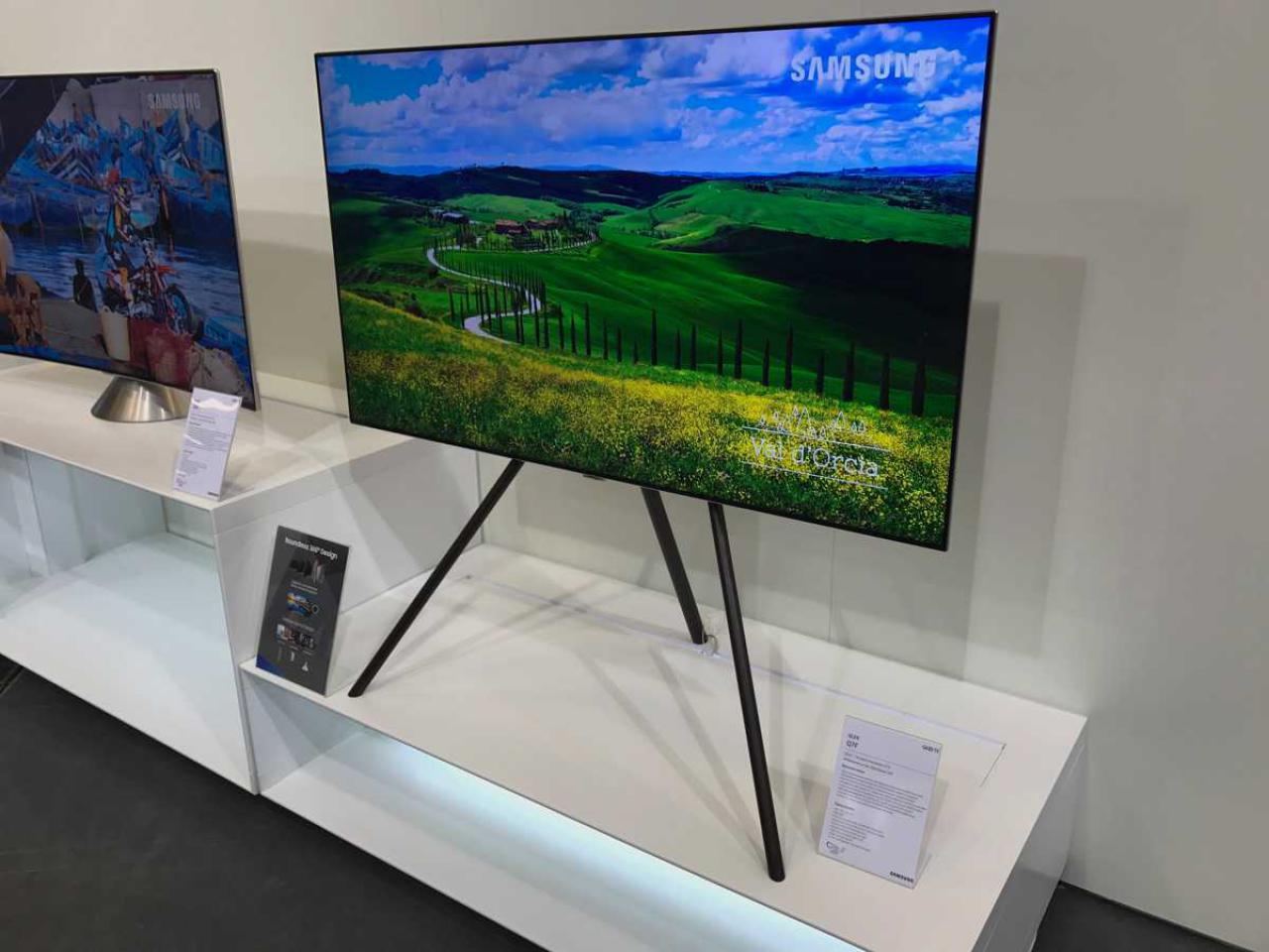 Der Samsung QLED TV Q7F in Flach mit Staffelei Fuss