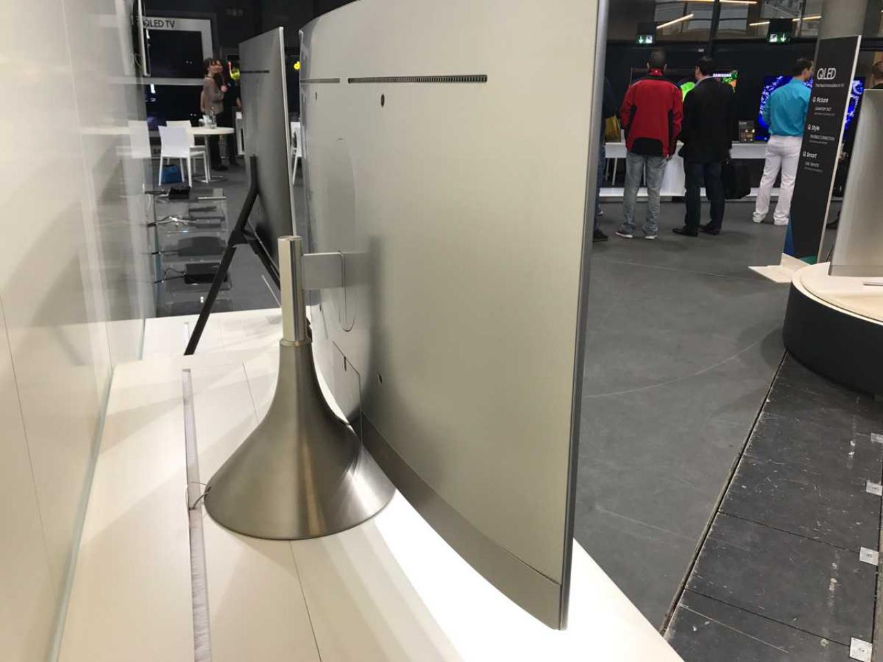 Als Zubehör erhältlich: Der neue Samsung Metall Fernseher Drehfuß