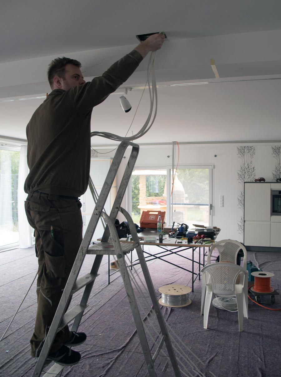 Sebastian Bieger (Inhaber) beim Kabel ziehen